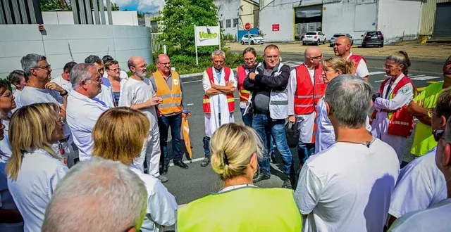 photo  les représentants syndicaux et les employés de valeo la suze réclament toujours des comptes à la direction de l’équipementier automobile.  &copy;  archives le maine libre - yvon loué 