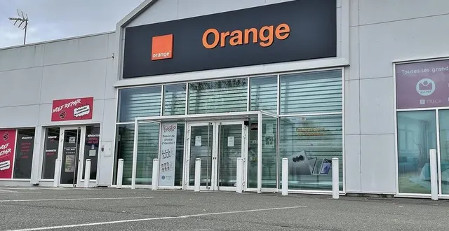 photo  la boutique orange de sablé-sur-sarthe est restée fermée ce mardi 15 octobre 2024.  &copy;  ouest-france 