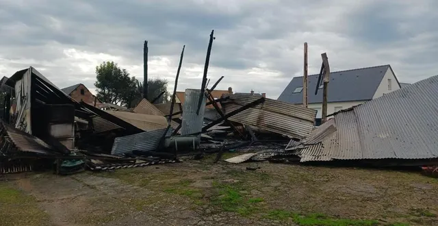 photo  le feu a complètement détruit les hangars  &copy;  ouest-france 
