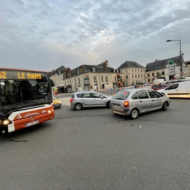 photo les bouchons sont vite apparus après la fermeture du tunnel dans le sens de la descente.  ©  le maine libre
