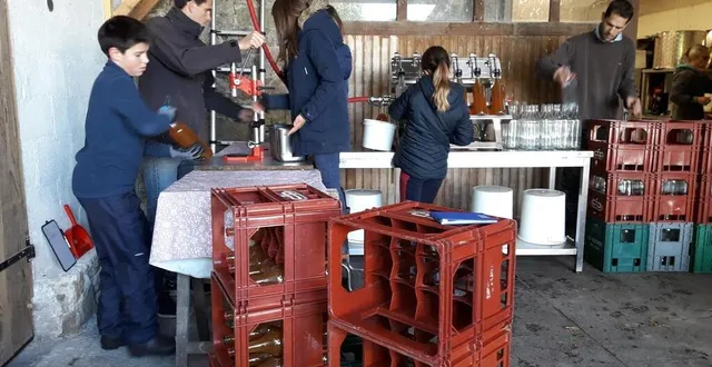 photo  la famille lambert, du domaine du bois d’avoine, était à pied d’œuvre, samedi à l’atelier de pressage.  &copy;  ouest-france 