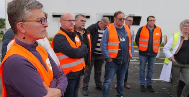 photo  les salariés de valéo à la suze-en-sarthe se sont rassemblés devant leur usinece mardi 15 octobre 2024. ils attendent toujours d’être fixés sur leur avenir.  &copy;  ouest-france 