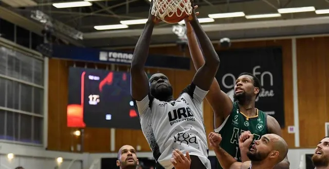 photo  moustafa haidara (cinq points) dans la raquette.  &copy;  jocelyne régent 