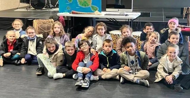 photo  à parigné, ce sont six classes de cp et ce1 qui se sont succédé lundi dans la salle maloya de cité’zarts.  &copy;  le maine libre 