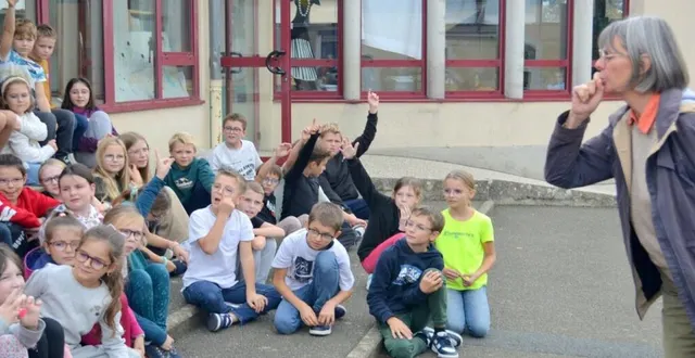 photo  ancienne directrice de l’école, sylvie guyard a « rempilé » pour discuter de pollution avec les élèves.  &copy;  le maine libre 