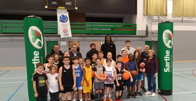 photo  trois joueurs du msb se sont rendus au cercle olympique laigné-saint-gervais-en-belin, mercredi.  &copy;  ouest-france 