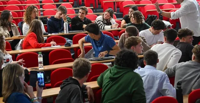 photo  angers, le 15 octobre 2024. l’acteur fabrice deville (à droite) a joué avec son auditoire étudiant de l’essca qu’il a captivé plus de deux heures durant.  &copy;  co – laurent combet 