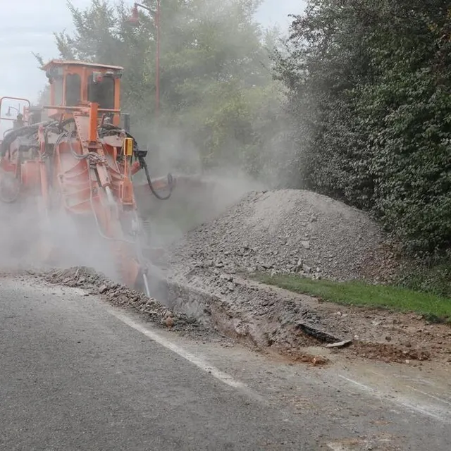 photo gt canalisations a loué une trancheuse pour réaliser une partie des travaux, rue jules-alain.  ©  ouest-france