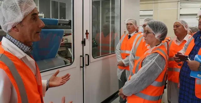 photo  le directeur du site de vibraye (sarthe), devant la nouvelle machine de production de bandes adhésives médicales.  &copy;  ouest-france. 