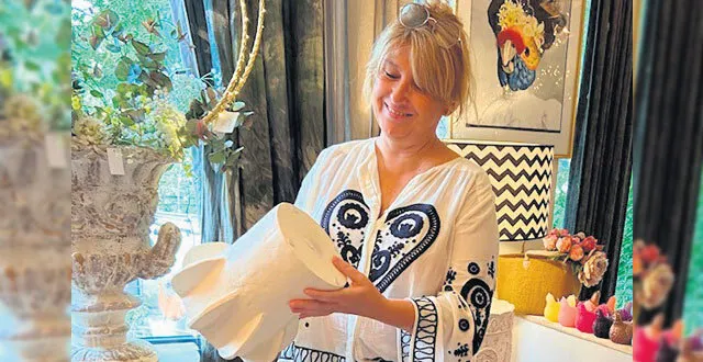 photo portrait : carole cagnon de la boutique de décoration et d’ameublement carol’s à mûrs-erigné 