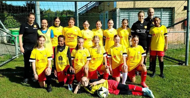 photo  les u15 féminines ont découvert pour la première fois le foot à 11 sur grand terrain.  &copy;  le maine libre 