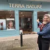 photo jennifer lottin, gérante du magasin terra nature, attend ses clients dans sa nouvelle boutique au 7, rue du jeudi, dans le centre-ville d’alençon.