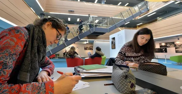 photo  la bibliothèque de saint-serge à angers (maine-et-loire) est une des plus ouvertes de france.  &copy;  archives ouest-france 