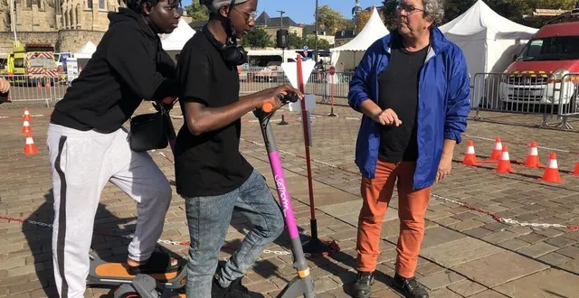 photo  nasser et dylan, 17 ans, écoutent les conseils de bruno lericolais, bénévole à la prévention routière de la sarthe, ce mercredi 16 octobre 2024, lors de la journée de la prévention routière, au mans (sarthe).  &copy;  ouest-france 