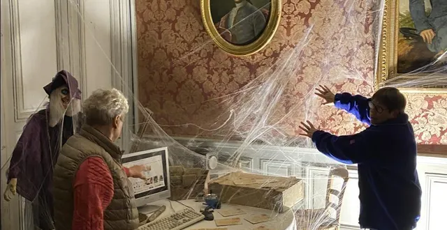 photo  au château de montgeoffroy, les bénévoles s’activent pour finaliser le décor halloween.  &copy;  château de montgeoffroy 