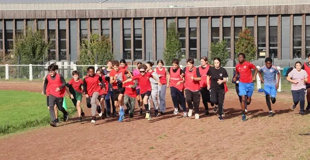photo  c’est l’heure du départ pour les élèves de 4e du collège simone-veil, de sablé-sur-sarthe, qui disputaient mercredi 16 octobre 2024 le traditionnel cross de l’établissement, au stade rémy-lambert.  &copy;  ouest-france 