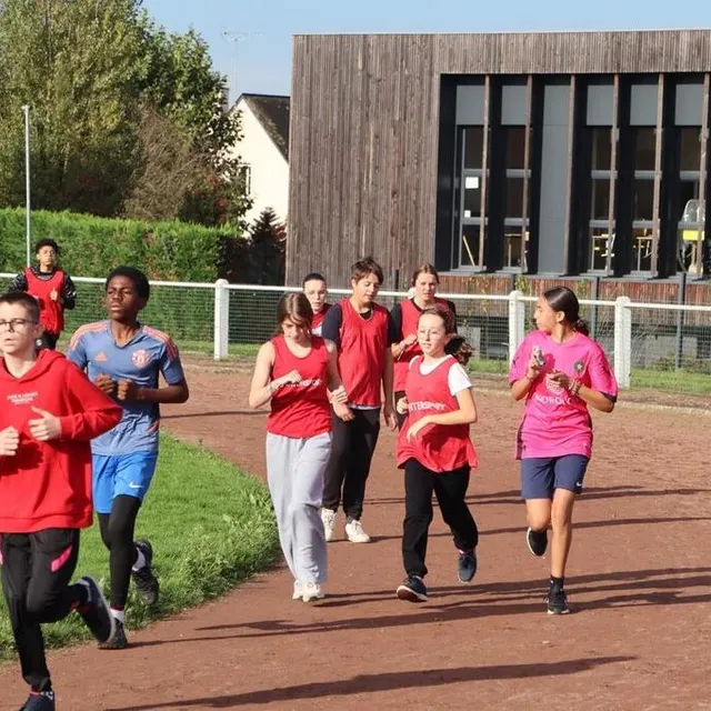 photo cette année, l’équipe pédagogique des professeurs d’eps avait revu la formule du cross du collège, avec la mise en place d’un dispositif par équipe.  ©  ouest-france
