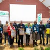 photo  les communes de 501 à 1 000 habitants (catégorie 2) lauréates, lors de la cérémonie de remise des prix « paysages de nos villes et villages fleuris ». 