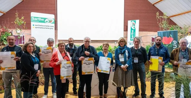 photo  les communes de 501 à 1 000 habitants (catégorie 2) lauréates, lors de la cérémonie de remise des prix « paysages de nos villes et villages fleuris ».  &copy;  cd72 