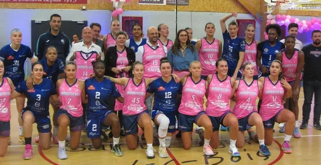 photo  toutes habillées de rose, les joueuses de lamboisières-martin basket qui ont livré un combat grandiose contre saumur-loire-basquet. mais l’autre combat n’en avait pas moins d’importance et c’est très justement que la récolte des dons pour octobre s’est révélée fructueuse.  &copy;  ouest-france 
