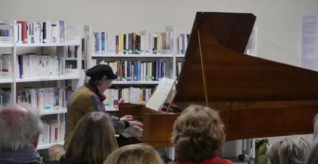 photo  laure colladant lors du concert qu’elle a donné à la médiathèque avec son pianoforte.  &copy;  archives ouest-france 