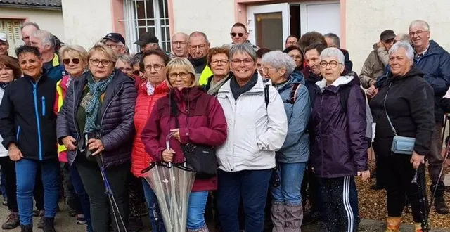 photo  balades sous la pluie pour une cinquantaine de marcheurs.  &copy;  le maine libre 