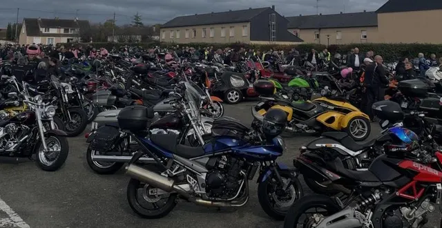 photo  la place saint-damien endimanchée de près de 450 motos.  &copy;  ouest-france 