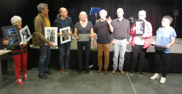 photo  (de gauche à droite), les photographes récompensés : christiane masson du club 24 x 36, claude riallain du club de beaucouzé, alain leray individuel, pierrette mattéi en individuelle, franck gilabert président du club 24 x 36, marie-claude richomme du club 24 x 36 et claudine cachet de 24 x 36.  &copy;  ouest-france 