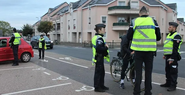 photo  douze gendarmes et policiers municipaux ont réalisé une opération de contrôle des optiques lumineuses rue de saint-denis, jeudi 17 octobre 2024, de 7 h à 9 h, à sablé-sur-sarthe.  &copy;  ouest-france 