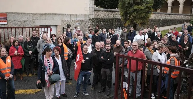 photo  une centaine de personnes étaient réunies devant l’entrée du centre psychothérapique de l’orne à alençon ce jeudi 17 octobre.  &copy;  ouest-france 