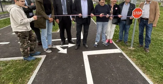 photo  aurélie motté coupe le ruban de la piste de sécurité routière, l’un des trois projets parcipatifs, pour que les enfants âgés de 4 à 12 ans apprennent à circuler à vélo.  &copy;  ouest-france 