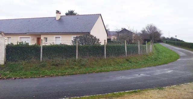 photo  la parcelle de près de 4 000 m2 comprend deux maisons, une récente et une plus ancienne (au fond). elle borde le quartier du vallon, allée des tambourderies.  &copy;  co 