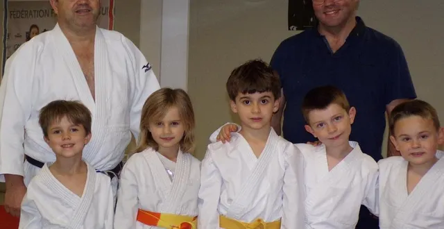 photo  au premier rang, les poussins du kodokan ruaudin-mulsanne et deuxième rang, à gauche, emmanuel egon et à droite, bertrand, nouveau président.  &copy;  le maine libre 