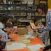 photo  les ateliers au musée sont toujours des moments de création dans la bonne humeur. 