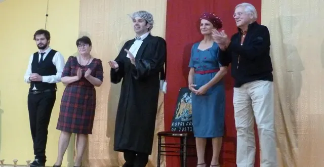 photo  accompagnés du metteur en scène, andré salzet, les comédiens ont salué le public, dimanche 13 octobre.  &copy;  ouest-france 