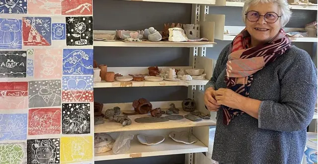 photo  yvette sourdille présente les travaux déjà réalisés lors des ateliers de poterie et de linogravure.  &copy;  ouest-france 