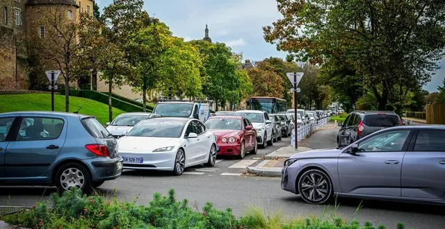 photo  les modifications de circulation entraînent de gros bouchons sur les quais.  &copy;   le maine libre – yvon loué 