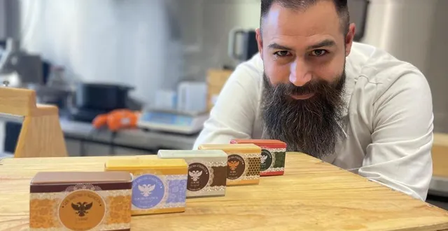 photo  manuel girones présente ses nouveaux savons.  &copy;  ouest-france 