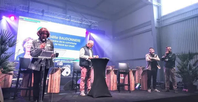 photo  joëlle baudonnière, maire de la commune de mozé-sur-louet, lors de son allocution dans le nouveau bâtiment de 1 800 m2, en présence de stéphane mansard, président (à droite) ; fabien brochet, directeur général ; et de sébastien roy, un adhérent animateur de la cérémonie.  &copy;  ouest-france 