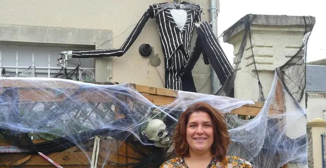 photo  estelle est toujours ravie de voir les passants prendre le temps de regarder ses décorations.  &copy;  le maine libre 