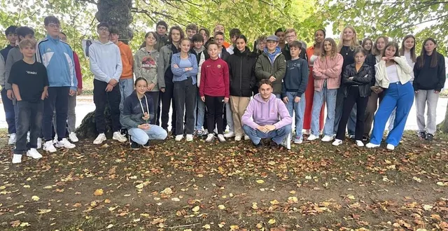 photo  les collégiens d’écouché ayant participé à la grande lessive.  &copy;  dr 