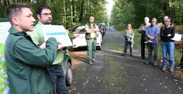 photo  paul amboise, chef de projet biodiversité à l’office national des forêts, a détaillé les objectifs de préservation écologique dans la forêt de perseigne.  &copy;  ouest-france. 