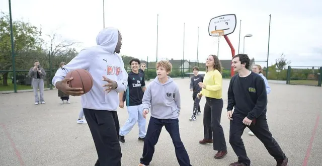 photo  wilfried yeguete, joueur du msb, en visite au collège.  &copy;  cd72 