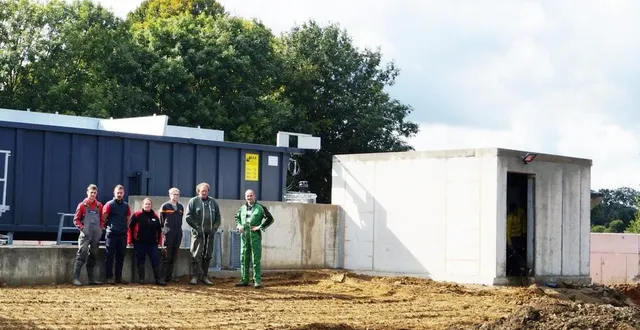 photo  les deux salariés et les deux stagiaires de l’exploitation avec thierry anger et paul-étienne prével posent devant le mélangeur, le local technique au centre et l’une des deux cuves à droite sur photo. il reste à poser les bâches sur les deux cuves et à terminer les installations techniques.  &copy;  ouest-france 