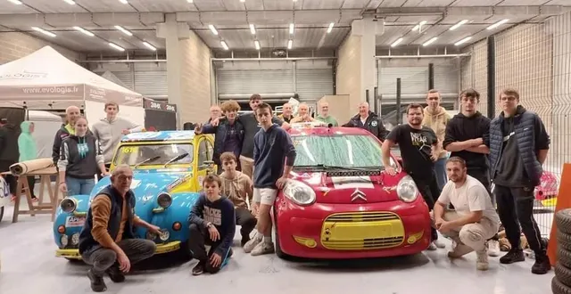 photo  les élèves en section mécanique de giel don bosco accompagnés des pilotes, avec la 2 cv et la c1 qui vont participer aux 24 heures de spa-francorchamps.  &copy;  ouest-france 