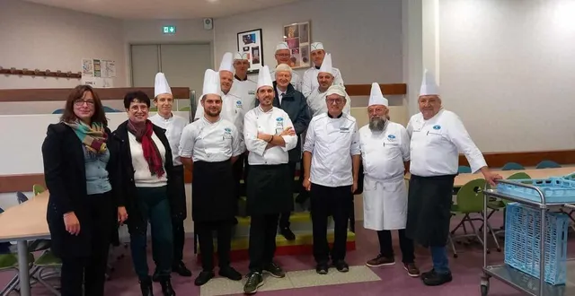 photo  à gauche, ludivine doustens, principale du collège, accueille avec stéphane marie, chef de cuisine du collège, gaétan clédic, président de l’association des 19 bonnes tables sarthoises, et plusieurs collègues chefs restaurateurs, avec dominique le mèner, président du conseil départemental de la sarthe.  &copy;  ouest-france 