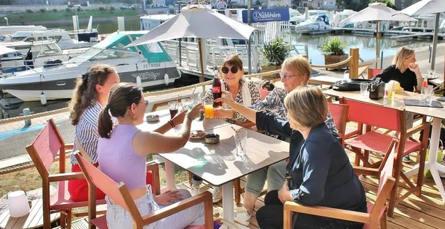 photo  la guinguette la plaisance, installée non loin du port de sablé-sur-sarthe, a rencontré un succès indéniable au cours de l’été 2024. l’essai devrait être transformé en 2025.  &copy;  ouest-france 