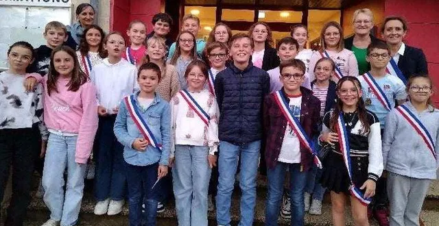 photo  les nouveaux élus du conseil municipal jeune de bonnétable aux côtés de l’ancienne équipe, du maire et des conseillers.  &copy;  le maine libre 