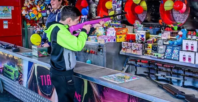 photo  le tir à la carabine, un classique de la fête foraine.  &copy;  archives le maine libre – yvon loué 