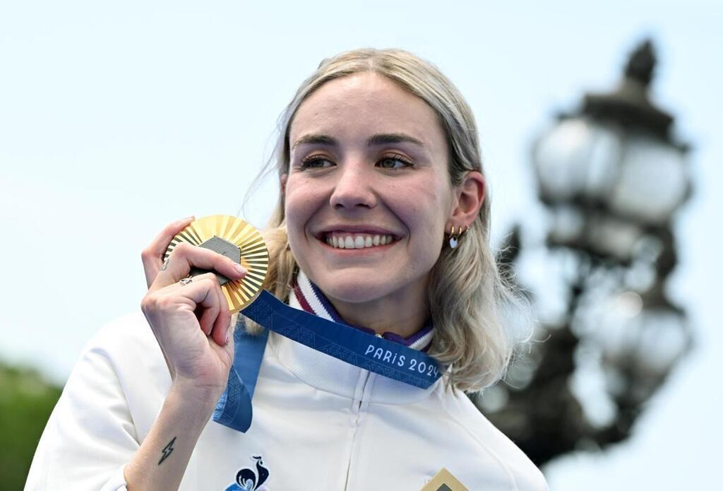 Triathlon. Cassandre Beaugrand sacrée championne du monde après son